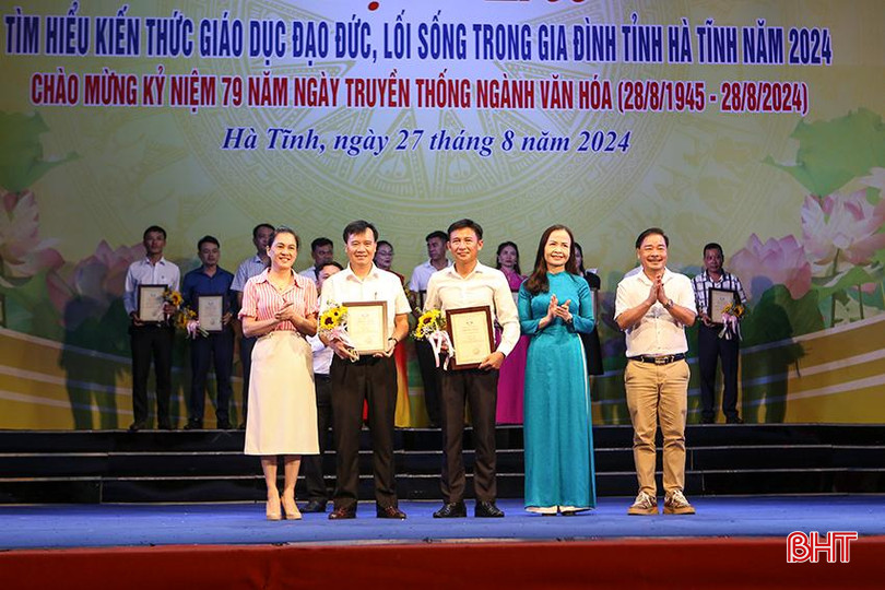 Phó Trưởng ban Tuyên giáo Tỉnh ủy Nguyễn Xuân Hải, Chủ tịch Hội LHPN tỉnh Nguyễn Thị Lệ Hà, Phó Bí thư Đảng ủy Khối CCQ&DN tỉnh Hà Thị Sâm trao giải nhì cho các đội: TX Kỳ Anh, TP Hà Tĩnh. giai nhi.jpg