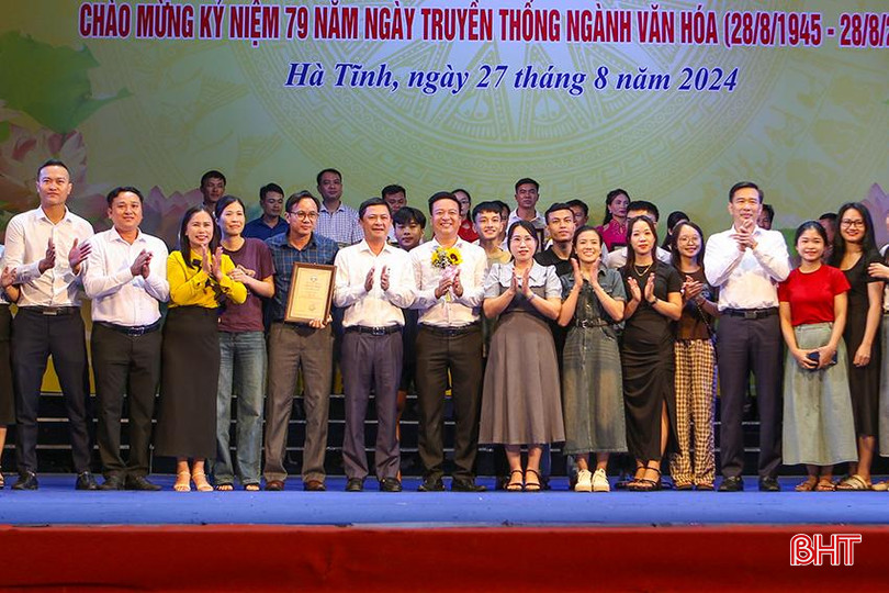 Phó Chủ tịch UBND tỉnh Lê Ngọc Châu, Giám đốc Sở VH-TT&DL Nguyễn Viết Trường trao giải nhất cho đội thi huyện Kỳ Anh. giai nhat.jpg