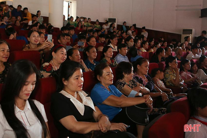 Hội thi thu hút sự quan tâm theo dõi, cổ vũ của đông đảo người dân. a6.jpg