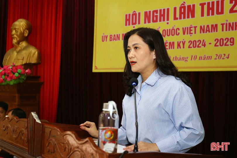 Phó Chủ tịch Ủy ban MTTQ tỉnh Phạm Thị Thu Hà trình bày dự thảo Quy chế làm việc của Ủy ban Mặt trận Tổ quốc Việt Nam tỉnh Hà Tĩnh khóa XV, nhiệm kỳ 2024 - 2029. aimg-3436-3605.jpg