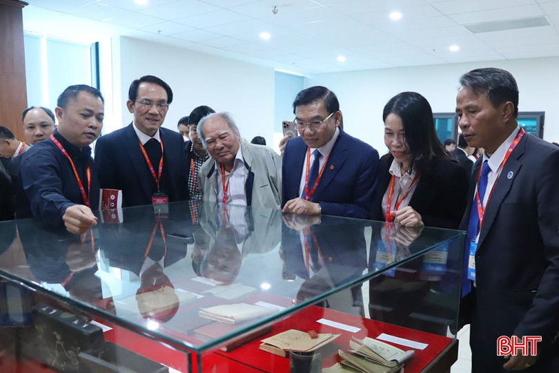 Đại biểu Hà Tĩnh tham quan các tư liệu về danh nhân - thi hào Nguyễn Du, Hồ Xuân Hương bên lề hội thảo. bqbht_br_9.jpg