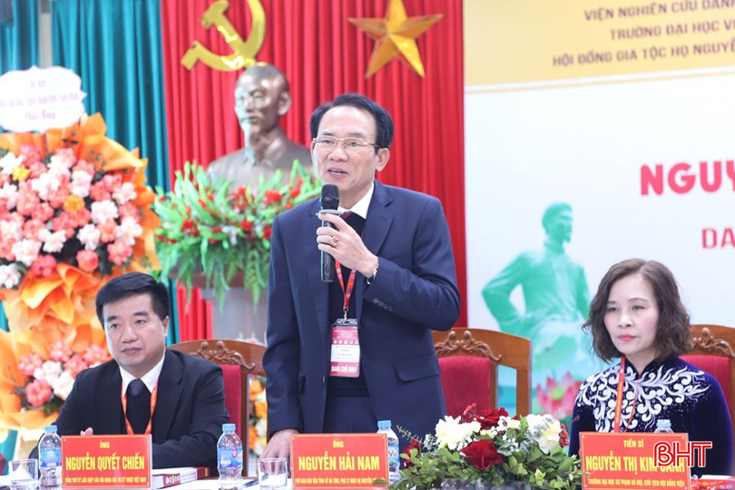 Phó Trưởng ban Dân vận Tỉnh ủy Hà Tĩnh Nguyễn Hải Nam - Phó Chủ tịch Hội đồng Gia tộc họ Nguyễn Tiên Điền đóng góp tham luận "Dòng họ - nơi hình thành, nuôi dưỡng cốt cách và tài năng danh nhân văn hóa thế giới, đại thi hào dân tộc Nguyễn Du”. bqbht_br_8.jpg