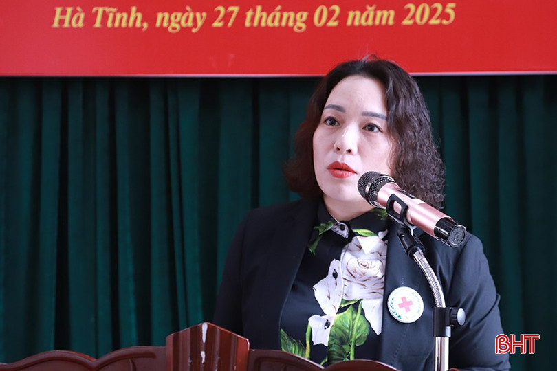 Phó Chủ tịch Hội Chữ thập đỏ tỉnh Trần Thị Hải Việt báo cáo kết quả công tác hội giữa nhiệm kỳ. bqbht_br_3.jpg