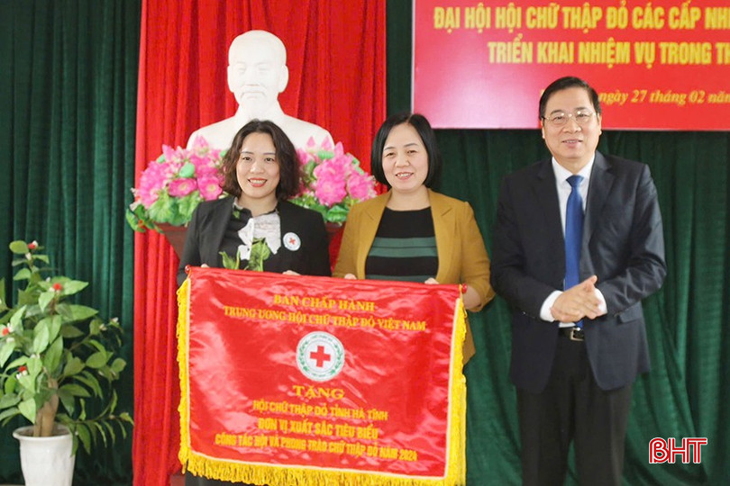 Phó trưởng Ban Tuyên giáo và Dân vận Bùi Xuân Thập trao cờ thi đua của Trung ương Hội Chữ thập đỏ Việt Nam cho lãnh đạo Hội Chữ thập đỏ tỉnh. bqbht_br_8.jpg