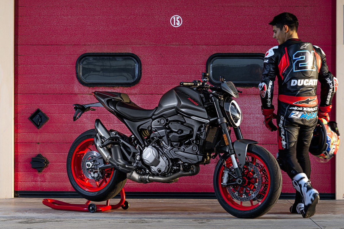 Ducati vừa ra mắt chiếc Monster 2021. Đây là thế hệ mới nhất của Monster - mẫu xe bán chạy nhất của Ducati. Khác với các thế hệ trước, Ducati không gắn thêm dung tích động cơ ở sau tên như Monster 821, Monster 797, Monster 1200... Ducati Monster thế hệ mới được ra mắt