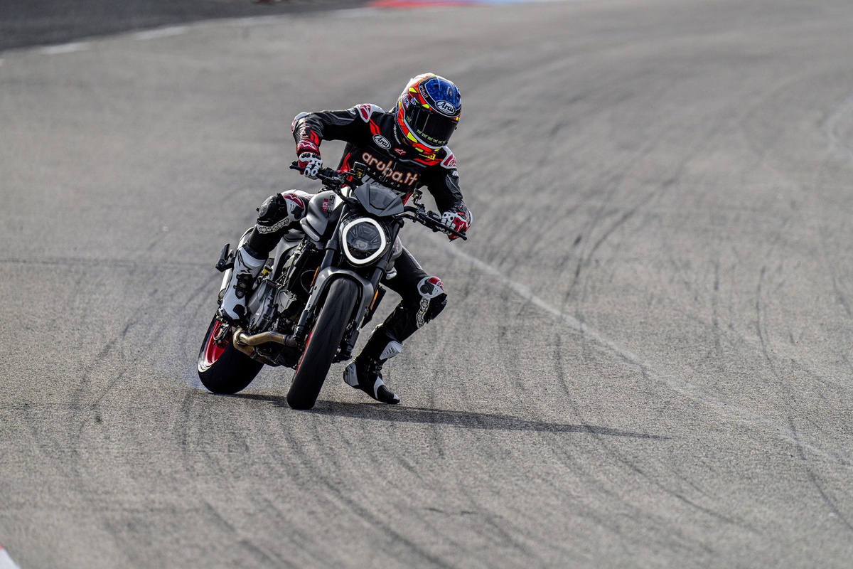 Các công nghệ hỗ trợ gồm phanh ABS, kiểm soát độ bám đường, kiểm soát chống nhấc bánh trước, hỗ trợ đề-pa, Quick Shift 2 chiều. Xe có 3 chế độ lái gồm Sport, Touring và Urban. Ducati Monster thế hệ mới được ra mắt