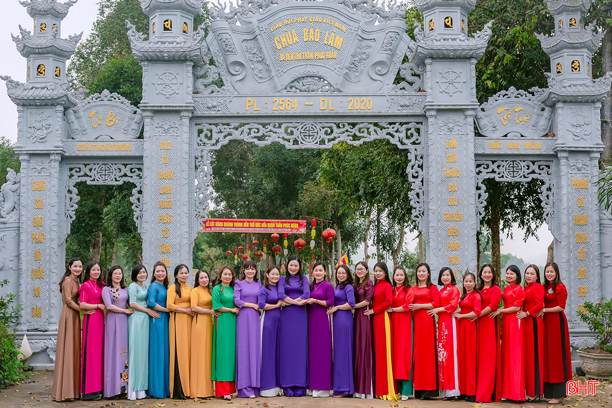 Cán bộ, hội viên Hội LHPN huyện Hương Khê và xã Hương Vĩnh quảng bá áo dài tại chùa Bảo Lâm ở xã Hương Vĩnh.