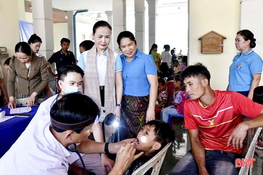 Trước đó, trong khuôn khổ chuyến thăm, Hội LHPN Hà Tĩnh cũng đã phối hợp với Trường Cao đẳng Y tế Hà Tĩnh, Công ty cổ phần Dược Hà Tĩnh, Hiệp hội Nữ doanh nhân Hà Tĩnh, Công ty Thành Sen tổ chức khám, tư vấn sức khỏe, cấp phát thuốc miễn phí cho phụ nữ, trẻ em khó khăn huyện biên giới Bua Lả Pha, tỉnh Khăm Muồn. a6.jpg