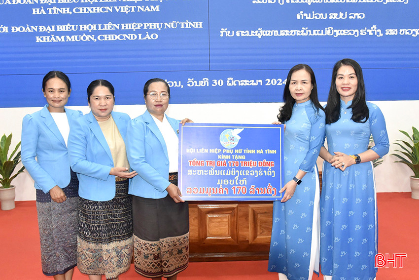 Dịp này, Hội LHPN Hà Tĩnh cũng dành tặng Liên hiệp Phụ nữ tỉnh Khăm Muồn 50 triệu đồng dành cho việc mua máy tính phục vụ công việc và nhiều suất quà với tổng trị giá 170 triệu đồng. a5.jpg