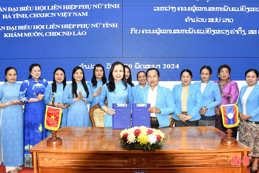 Chủ tịch Hội LHPN Hà Tĩnh Nguyễn Thị Lệ Hà (trái) và Chủ tịch Liên hiệp Phụ nữ tỉnh Khăm Muồn - Súc Khạ Sởm Sít Thi Đết ký biên bản ghi nhớ hợp tác giữa 2 bên. a4.jpg