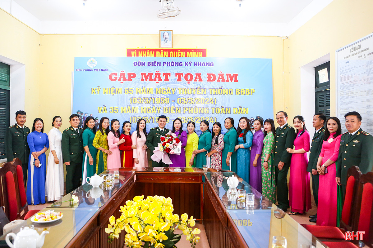 Nhân dịp Ngày truyền thống của Bộ đội Biên phòng (3/3), cán bộ, hội viên Hội LHPN xã Kỳ Khang (huyện Kỳ Anh) cùng mặc áo dài đến tặng hoa, chúc mừng các cán bộ, chiến sỹ Đồn Biên phòng Kỳ Khang.