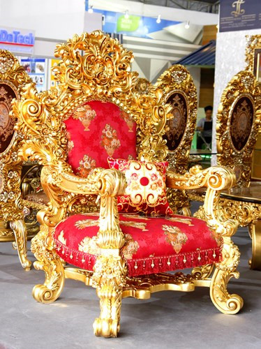 chiem nguong bo ban ghe dat vang gia gan 2 ty dong