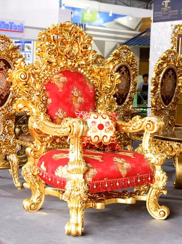 chiem nguong bo ban ghe dat vang gia gan 2 ty dong