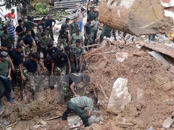 hang tram nguoi thiet mang mat tich do lu lut va lo dat tai sri lanka