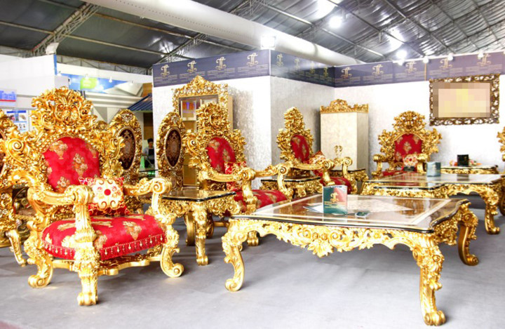 chiem nguong bo ban ghe dat vang gia gan 2 ty dong