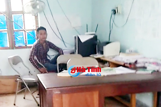 nam thanh nien nghi ngao da dap pha tru so xa