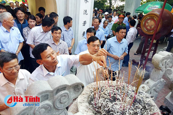 hon 5 000 du khach ve du le hoi den le khoi