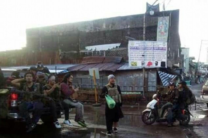 hinh anh quan doi philippines doi pho voi khung bo is o marawi