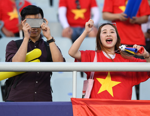 nhung bong hong viet dot chay khan dai san cheonan