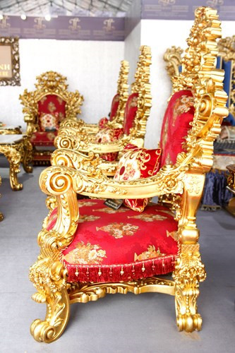 chiem nguong bo ban ghe dat vang gia gan 2 ty dong