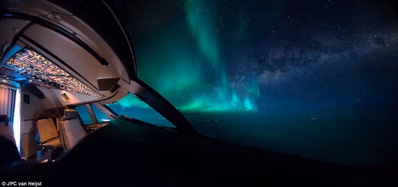 khung canh huyen ao cua trai dat nhin tu buong lai may bay