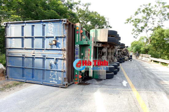 xe container chong vo giua quoc lo gay ach tac giao thong