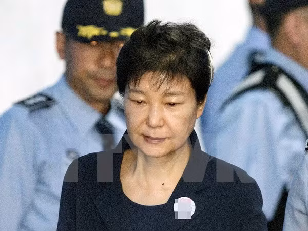 cuu tong thong han quoc park geun hye bi dua tro lai nha giam