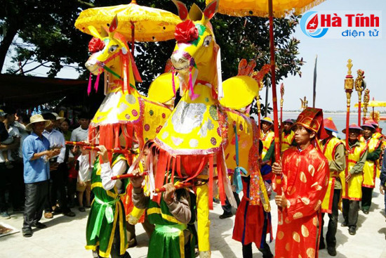 hon 5 000 du khach ve du le hoi den le khoi