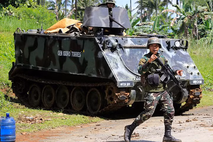 hinh anh quan doi philippines doi pho voi khung bo is o marawi