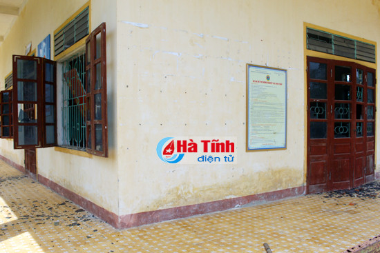 nam thanh nien nghi ngao da dap pha tru so xa