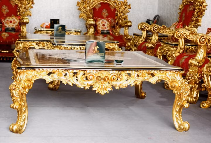 chiem nguong bo ban ghe dat vang gia gan 2 ty dong