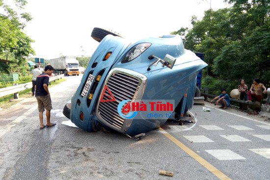 xe container chong vo giua quoc lo gay ach tac giao thong