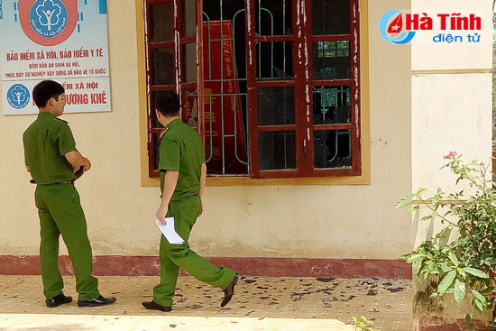 nam thanh nien nghi ngao da cham lua dot ban tho nha minh
