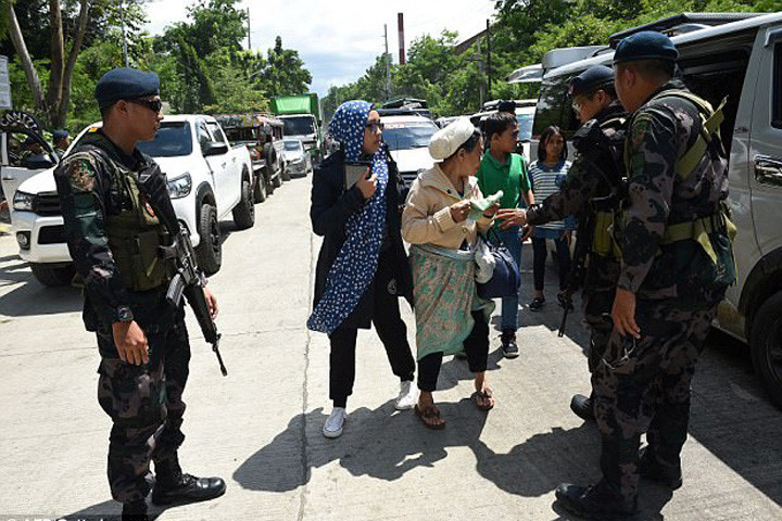 hinh anh quan doi philippines doi pho voi khung bo is o marawi