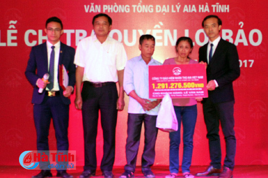 aia ha tinh chi tra hon 1 2 ty dong tien bao hiem cho khach hang