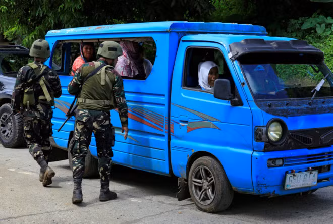 philippines giao tranh is du doi dan giuong co trang