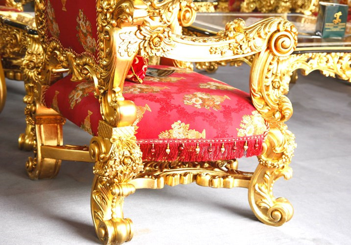 chiem nguong bo ban ghe dat vang gia gan 2 ty dong