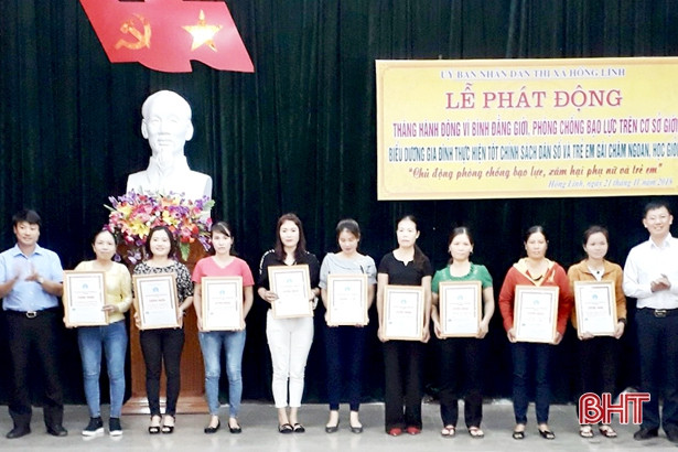 TX Hồng Lĩnh biểu dương 12 gia đình sinh hai con một bề là gái