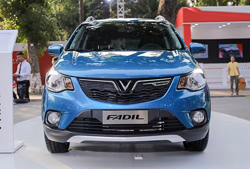 Đầu xe tương tự hai đàn anh trong cách thiết kế lưới tản nhiệt và logo. VinFast ra mắt 3 mẫu xe ô tô tại Việt Nam