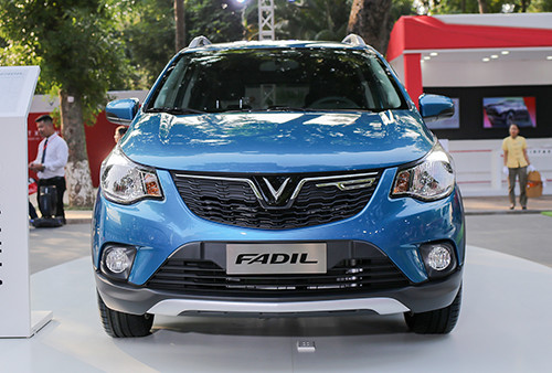 Đầu xe tương tự hai đàn anh trong cách thiết kế lưới tản nhiệt và logo. Ôtô VinFast có giá từ 336 triệu chưa gồm VAT tại Việt Nam