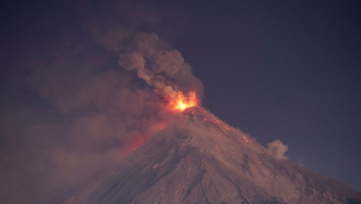 ảnh: kinh hoàng cảnh núi lửa ở guatemala phun trào đỏ rực hình 2 Kinh hoàng cảnh núi lửa ở Guatemala phun trào đỏ rực