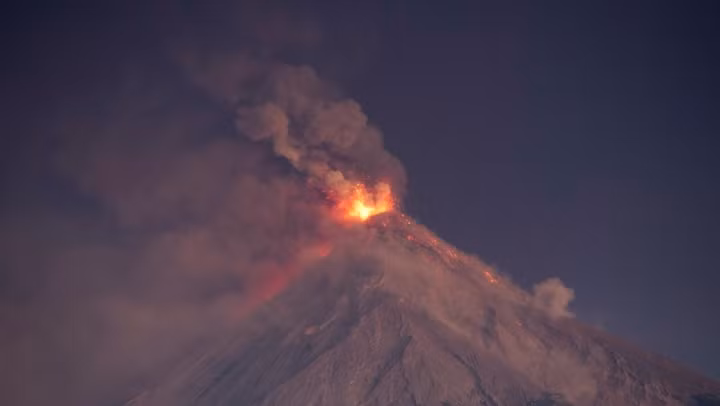 Kinh hoàng cảnh núi lửa ở Guatemala phun trào đỏ rực