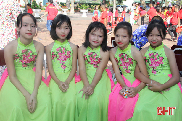 Học sinh tiểu học Xuân Phổ hát dân ca mừng thầy cô nhân ngày 20/11