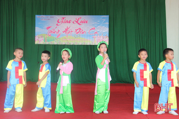 Học sinh tiểu học Xuân Phổ hát dân ca mừng thầy cô nhân ngày 20/11