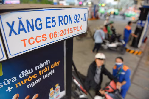 Giá xăng tiếp tục giảm mạnh