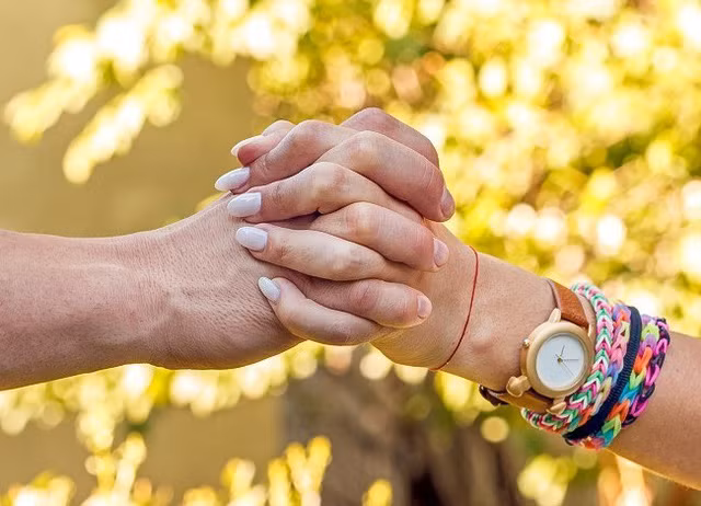 Cách nắm tay tiết lộ mức độ tình cảm