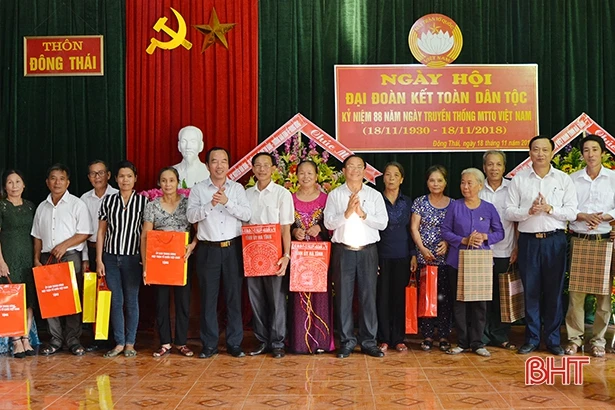 Trưởng ban Kinh tế Trung ương Nguyễn Văn Bình chung vui ngày hội Đại đoàn kết tại Đức Thọ