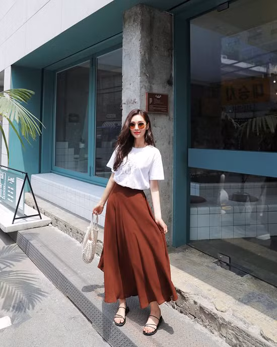 Phối áo thun và chân váy tôn nét trẻ trung