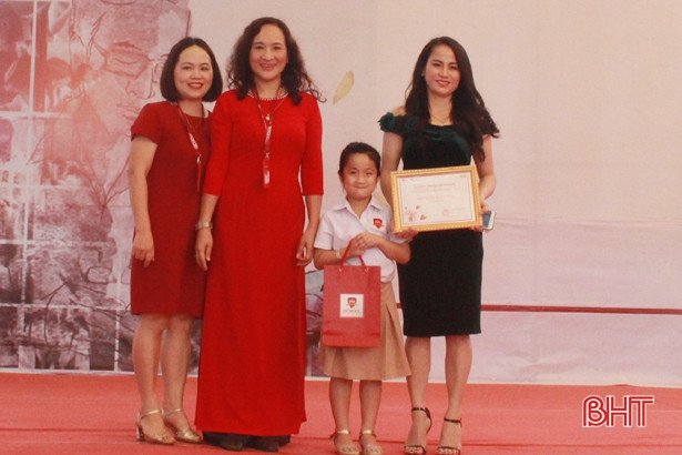 Tri ân thầy cô giáo và trao giải cuộc thi “iSchool Ha Tinh in my heart”