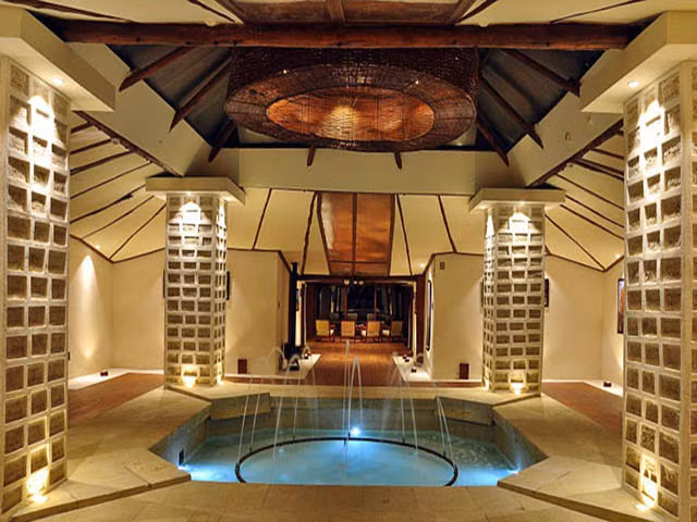 Khách sạn làm từ muối có 1-0-2 trên thế giới